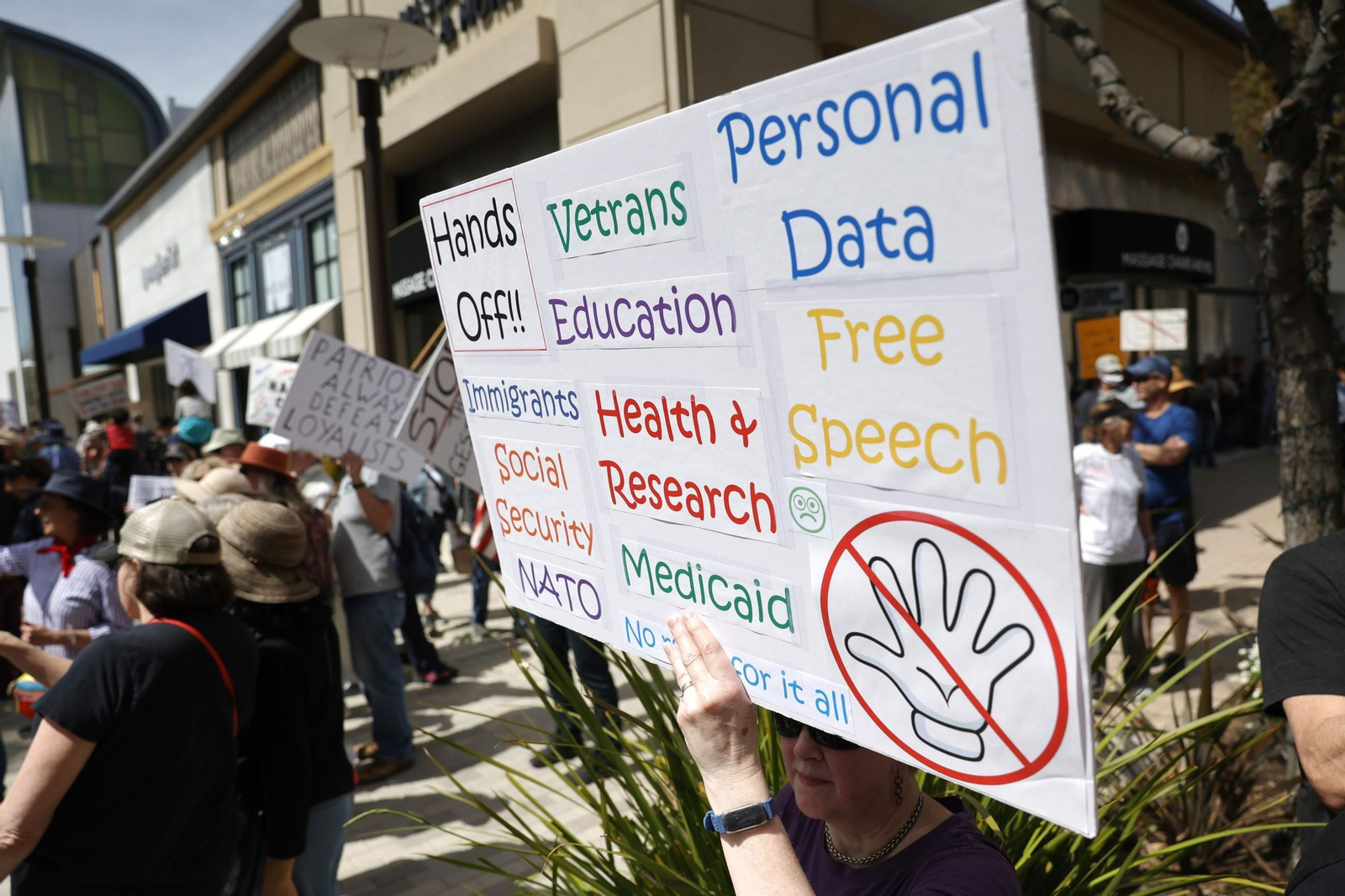 Miles de manifestantes contra Trump y Musk en EEUU: "¡Quita tus manos!"