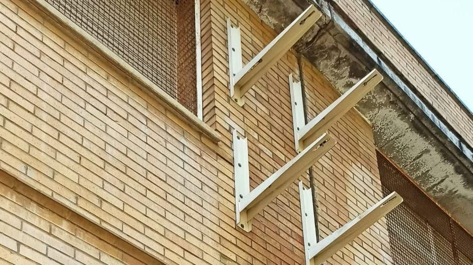 Los anclajes de los aparatos, sin las máquinas.