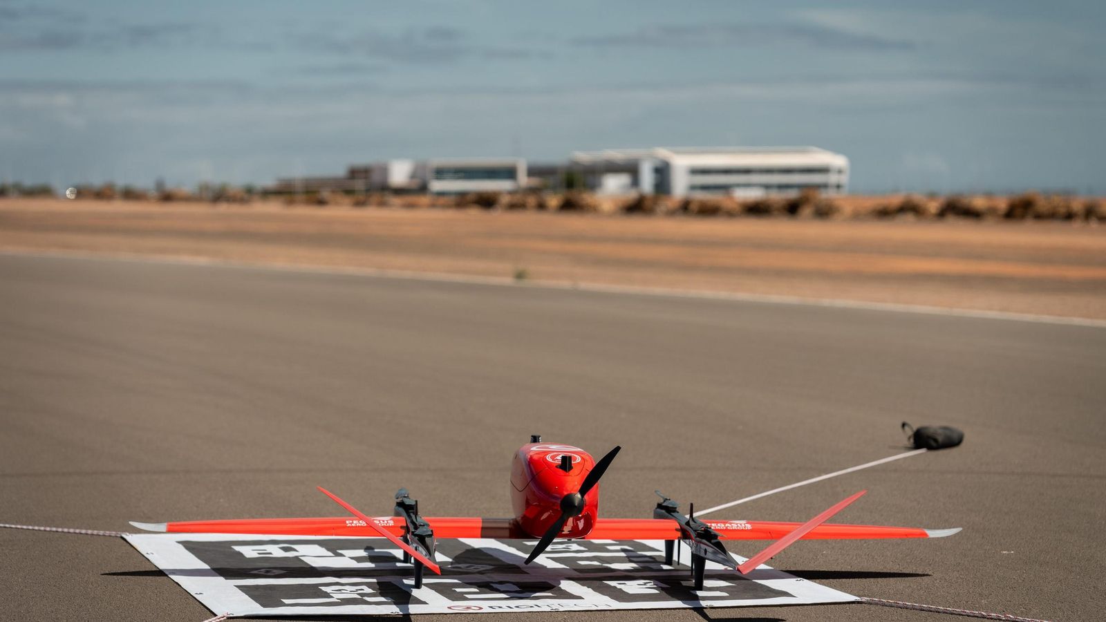 La nave 'Uas Eiger', en la pista.