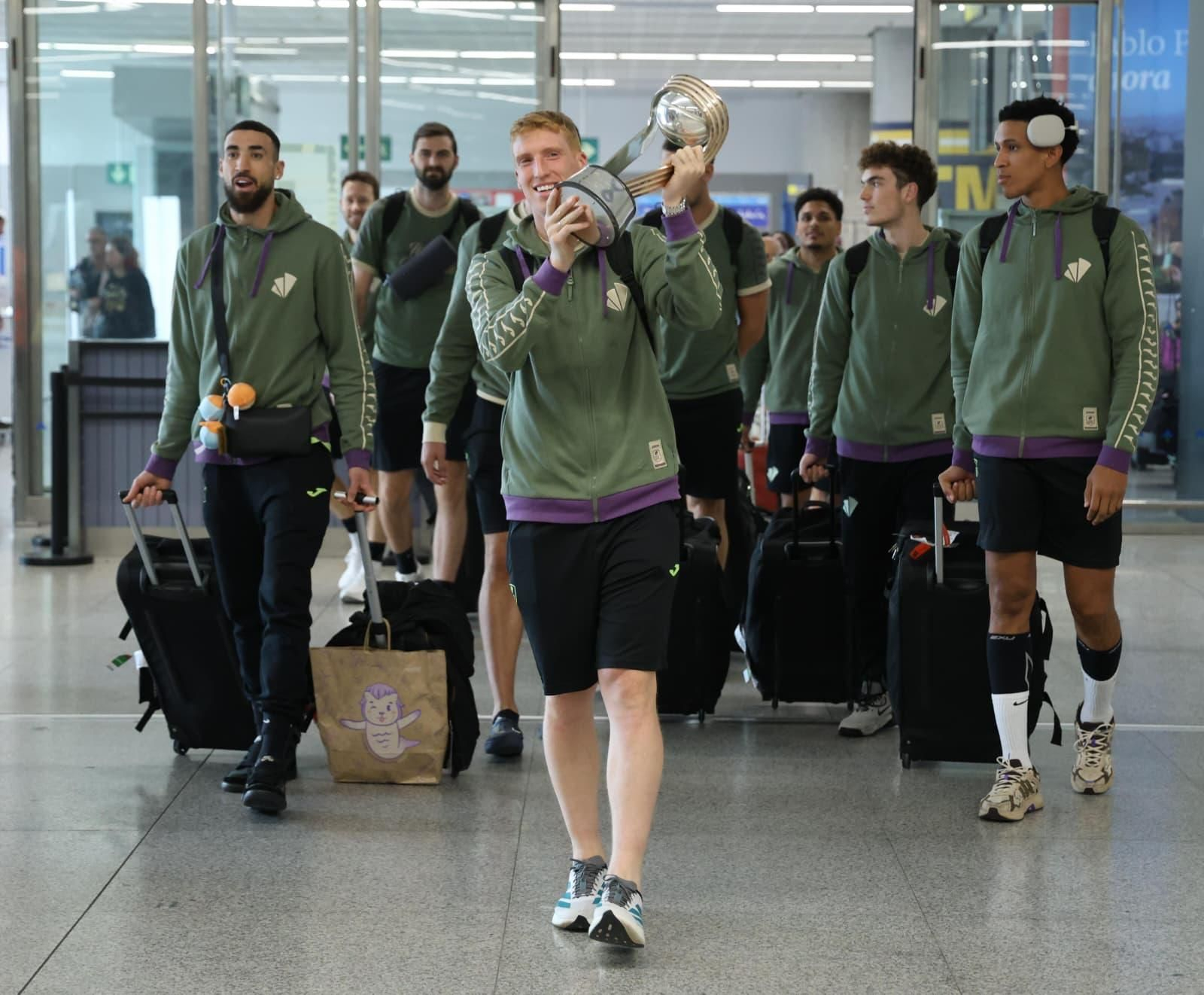 El Unicaja brinda la Copa Intercontinental con la afición