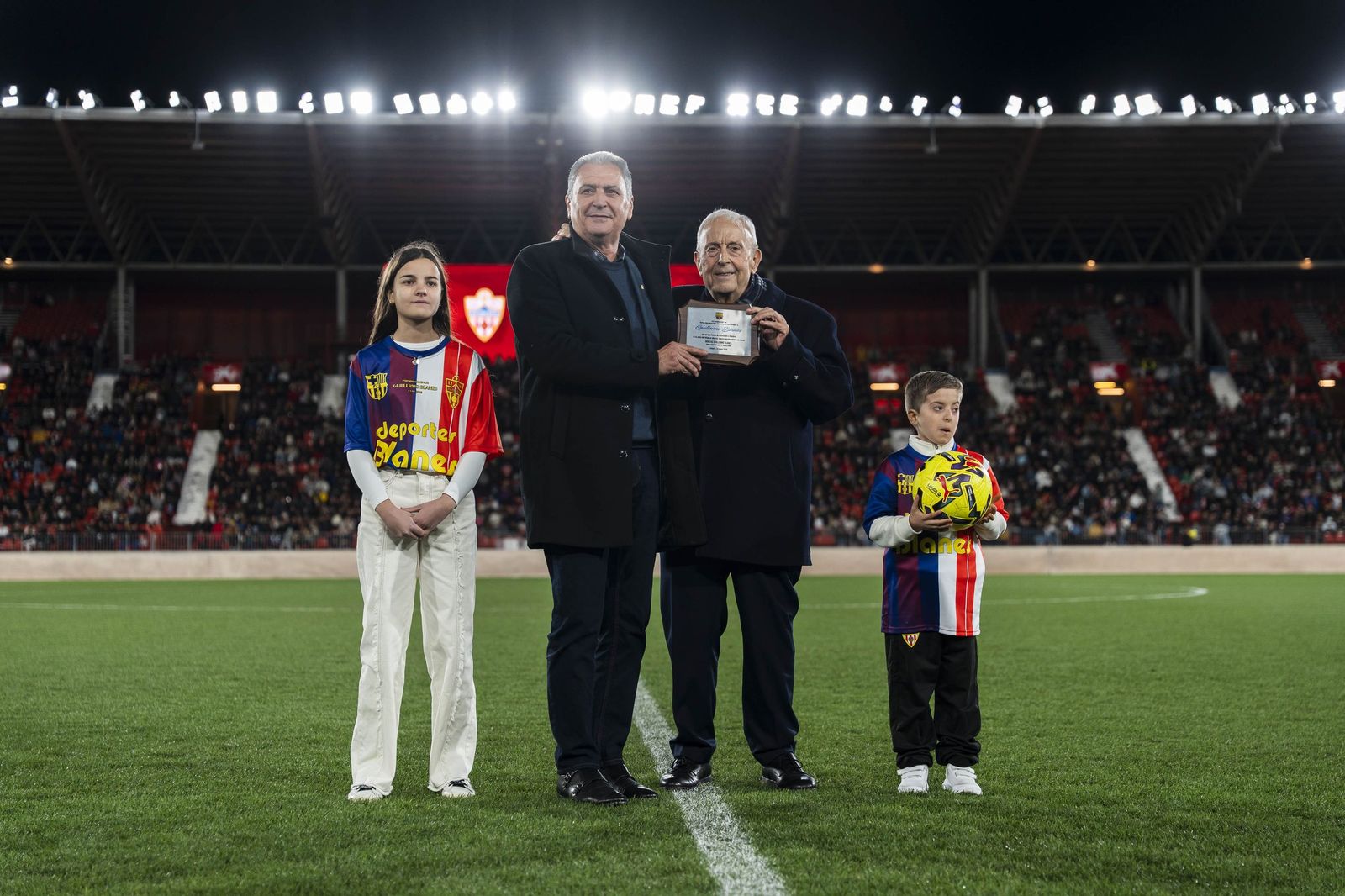 Fotogalería del partido homenaje a Guillermo Blanes entre los veteranos de la UD Almería y el FC Barcelona