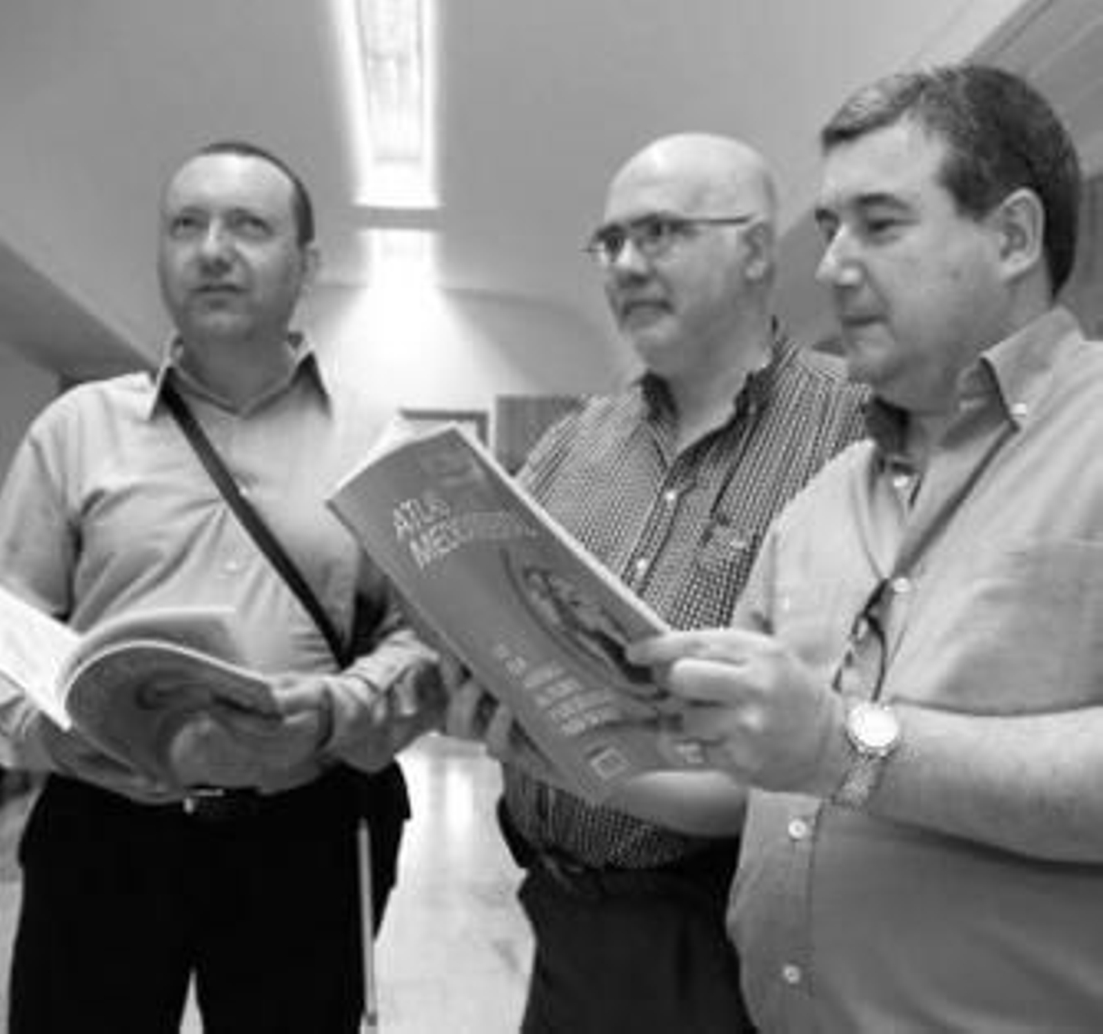 El concejal Curro Cobos (izda.) presentó ayer la iniciativa.