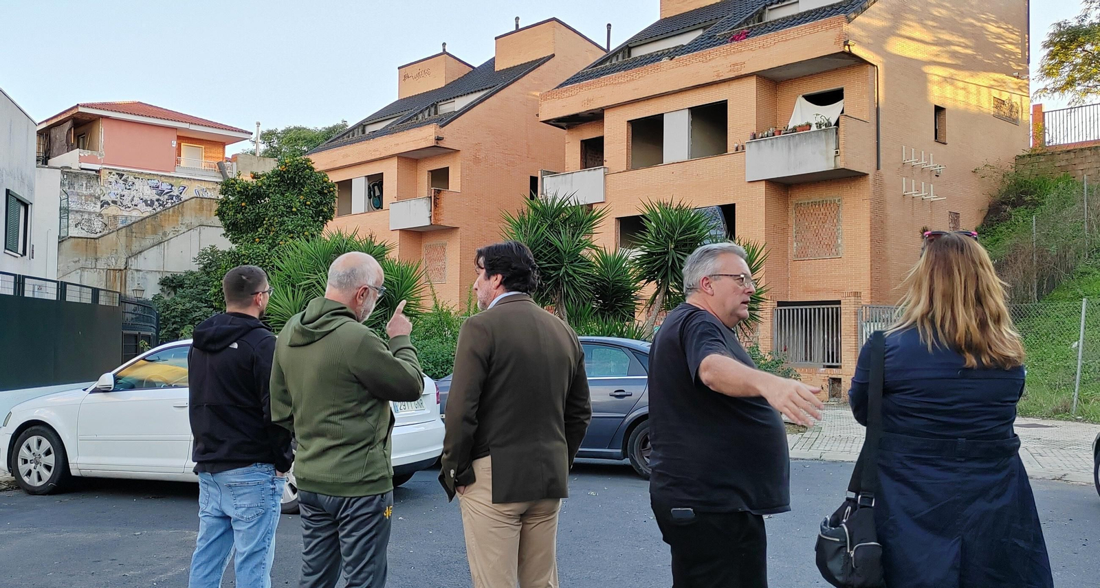 Gaviño y Flores con vecinos del barrio San Antonio.