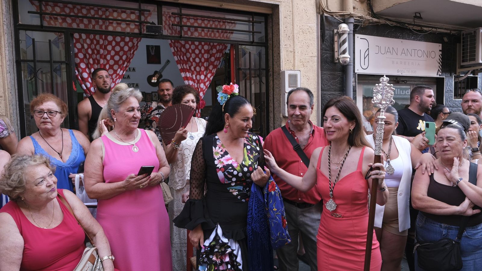 La bailaora María La Rabota con la presidenta de la Autoridad Portuaria de Almería, Rosario Soto.