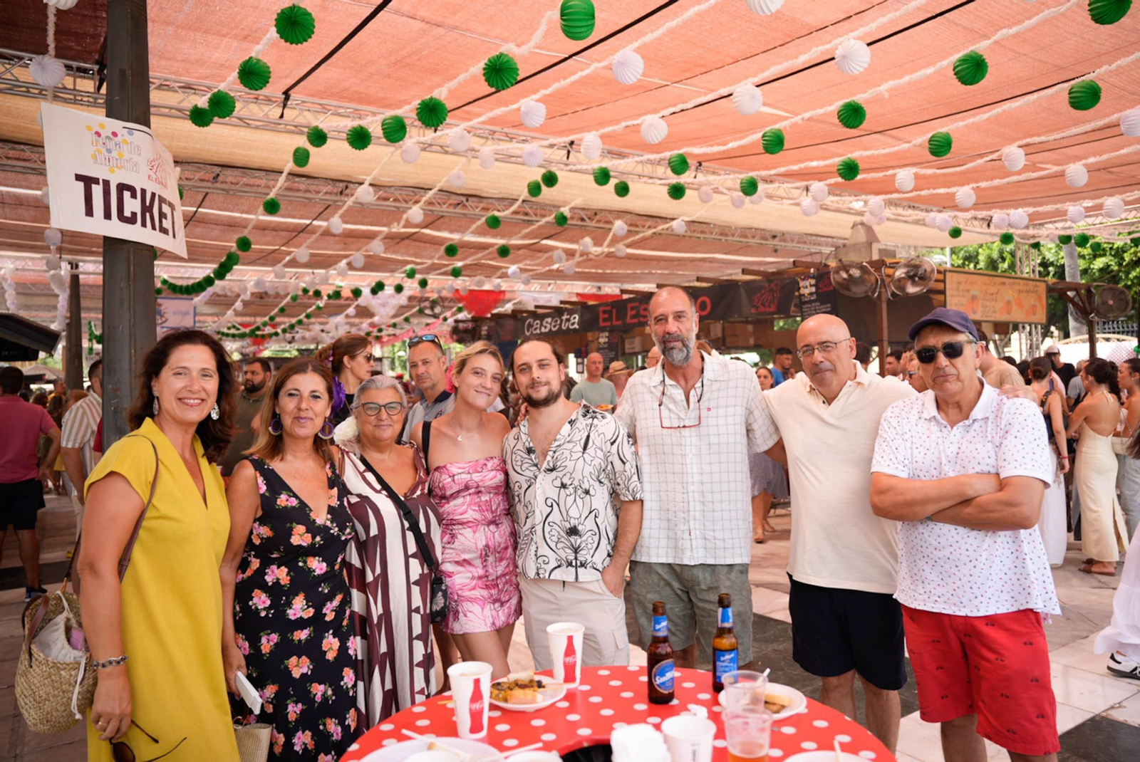 Los almerienses disfrutan del miércoles en la feria de día