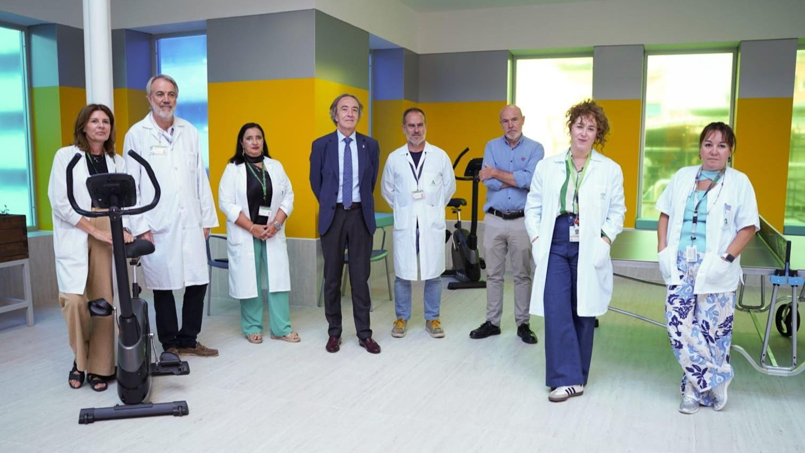 El Indalecio Sánchez-Montesinos, ha inaugurado las nuevas instalaciones junto a la directora gerente del hospital, María Ángeles García, y profesionales del área de Psiquiatría, enfermería, psicología y trabajo social.