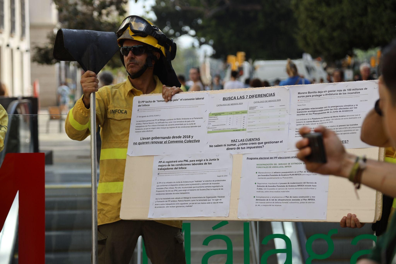 La protesta de los bomberos forestales del Infoca en Málaga, en imágenes