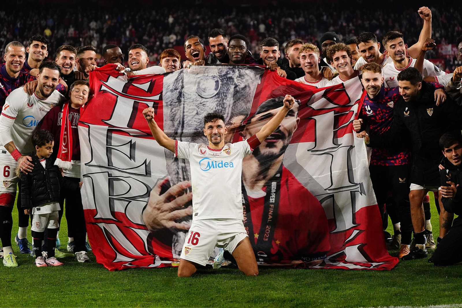 Manu, en la foto de familia final junto al eterno Jesús Navas.