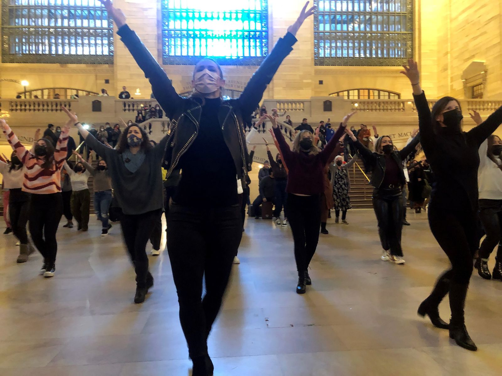 Bailarines participan con Siudy Garrido en un acto