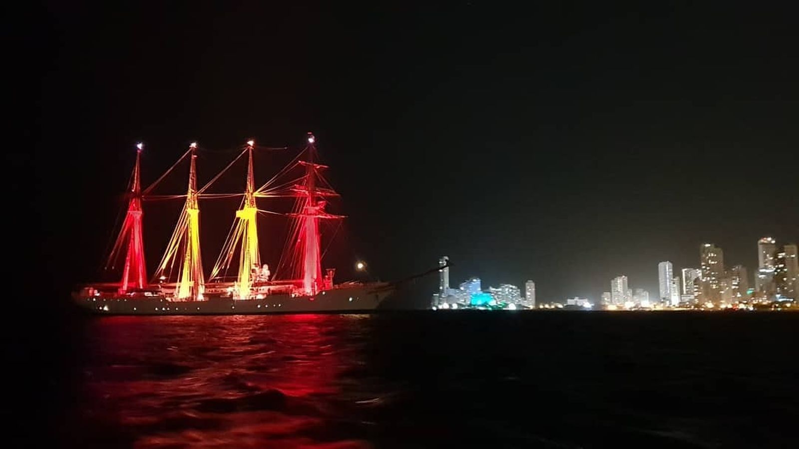 En EEUU, iluminado con los colores de la bandera de España.