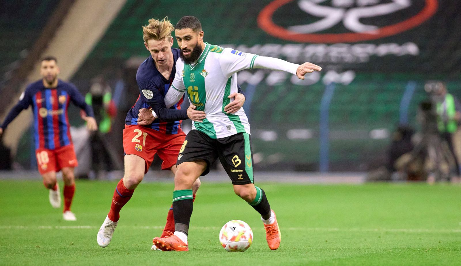 Fekir controla un balón ante la oposición de De Jong.