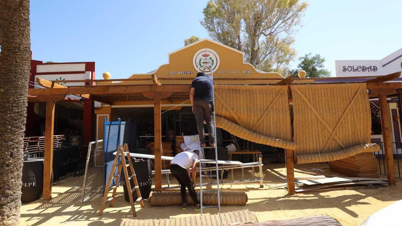 Las vallas exteriores de las terrazas brillan por su ausencia en muchas casetas por la falta de material.