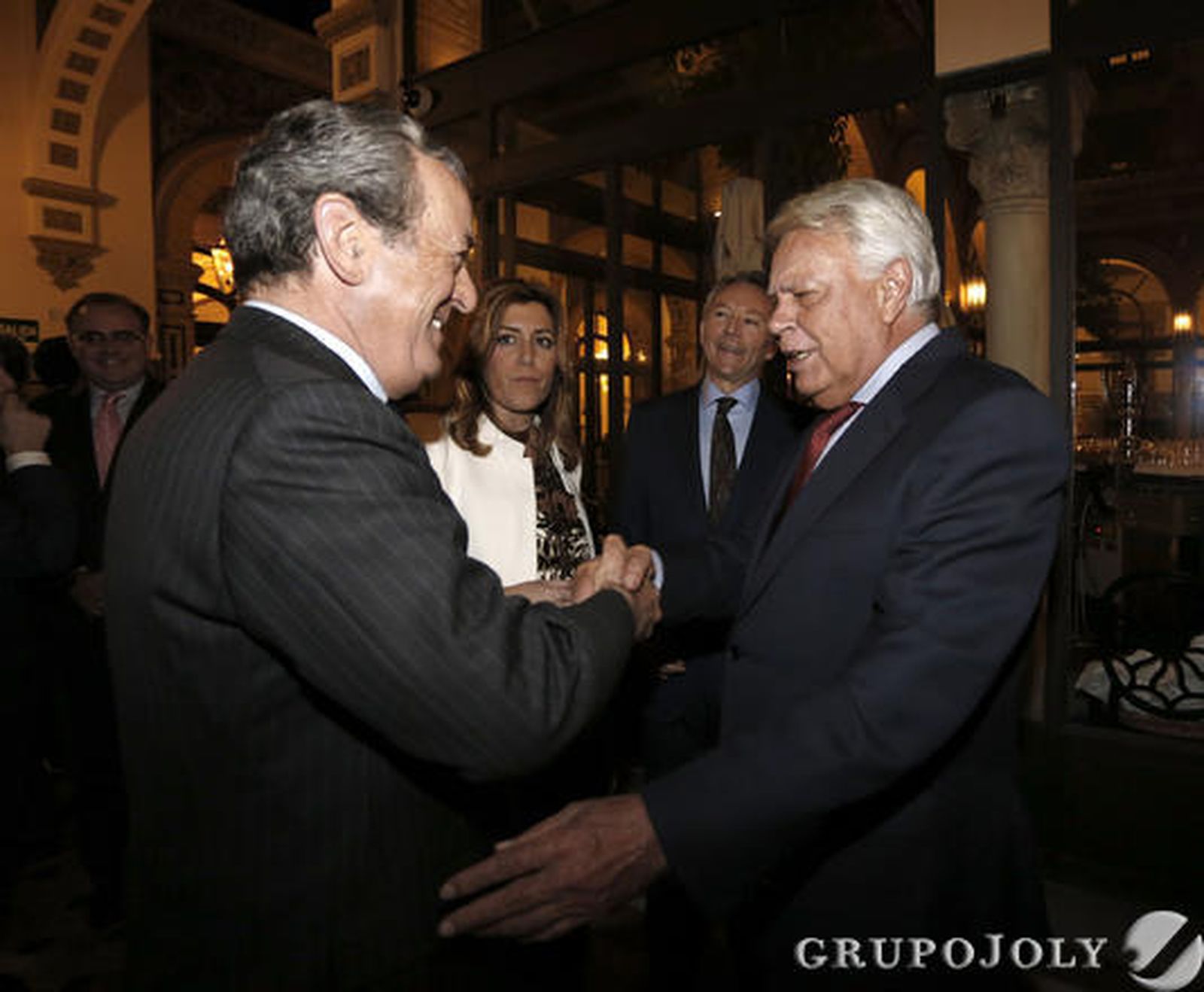 Javier Benjumea conversa con Felipe González en presencia de Susana Díaz y José Joly./ Antonio Pizarro/Juan Carlos Vázquez/ Juan Carlos Muñoz/Belén Vargas