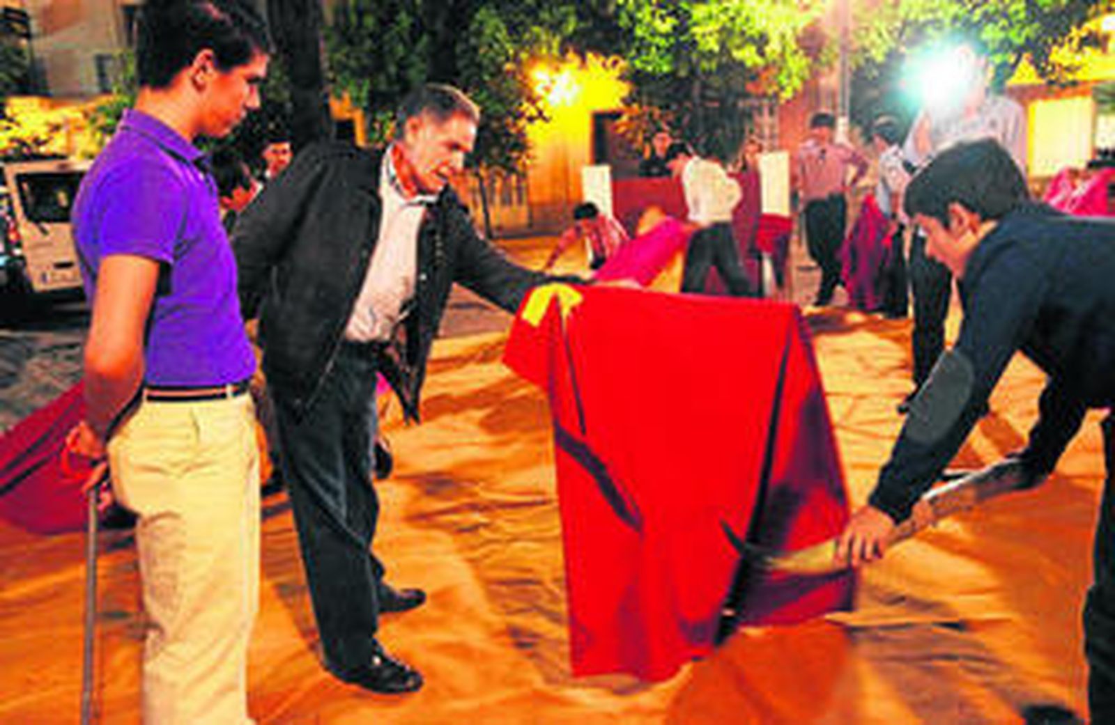 El maestro Ruiz Miguel impartió clases de toreo de salón en la Alameda del Banco junto con el maestro José Luis Galloso.