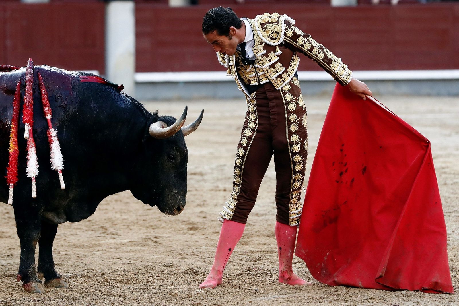 El diestro sevillano Pepe Moral, en un desplante, quien cortó una oreja en la plaza de Mont de Marsan.
