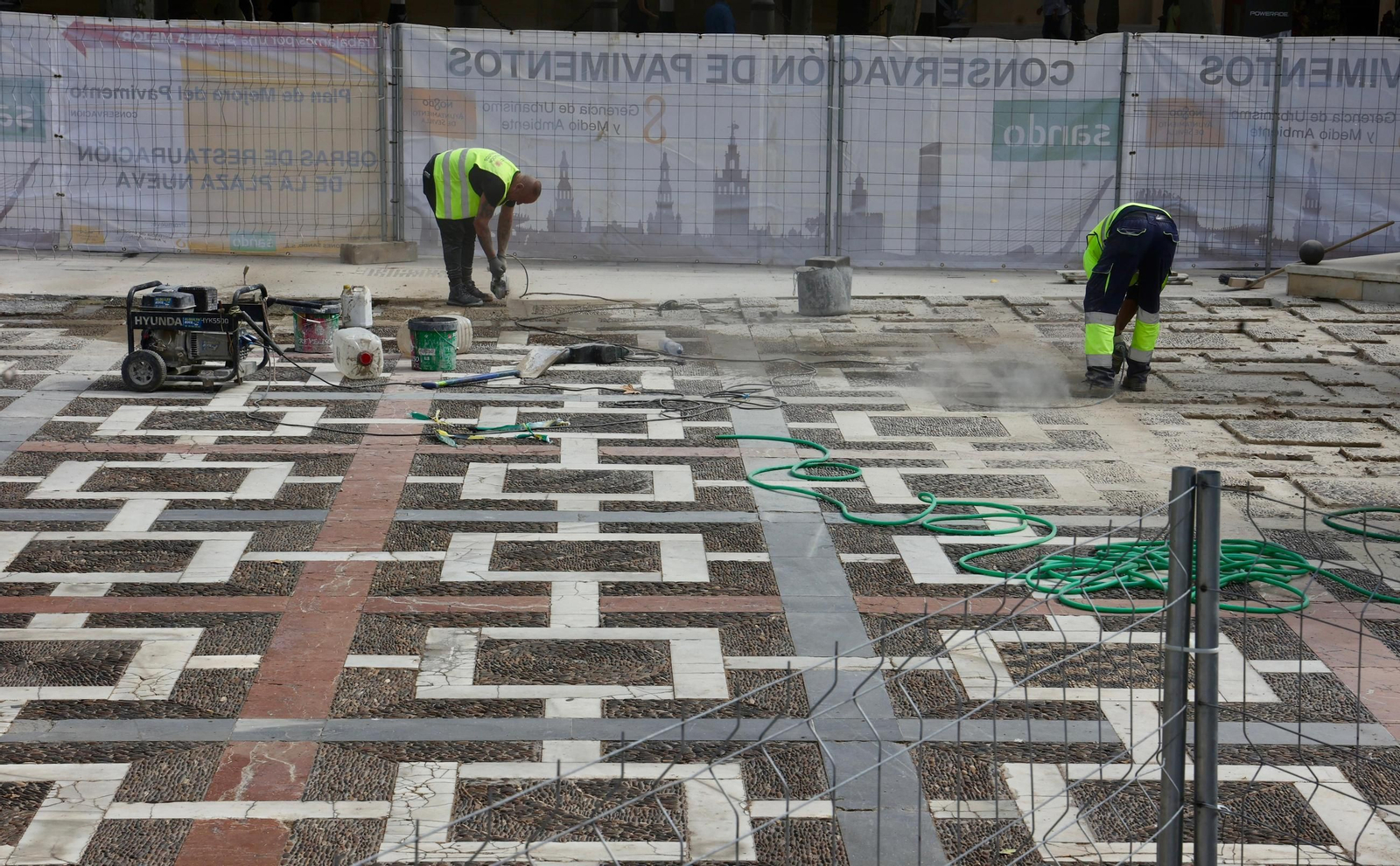 Los trabajos que ya se están efectuando en la Plaza Nueva.