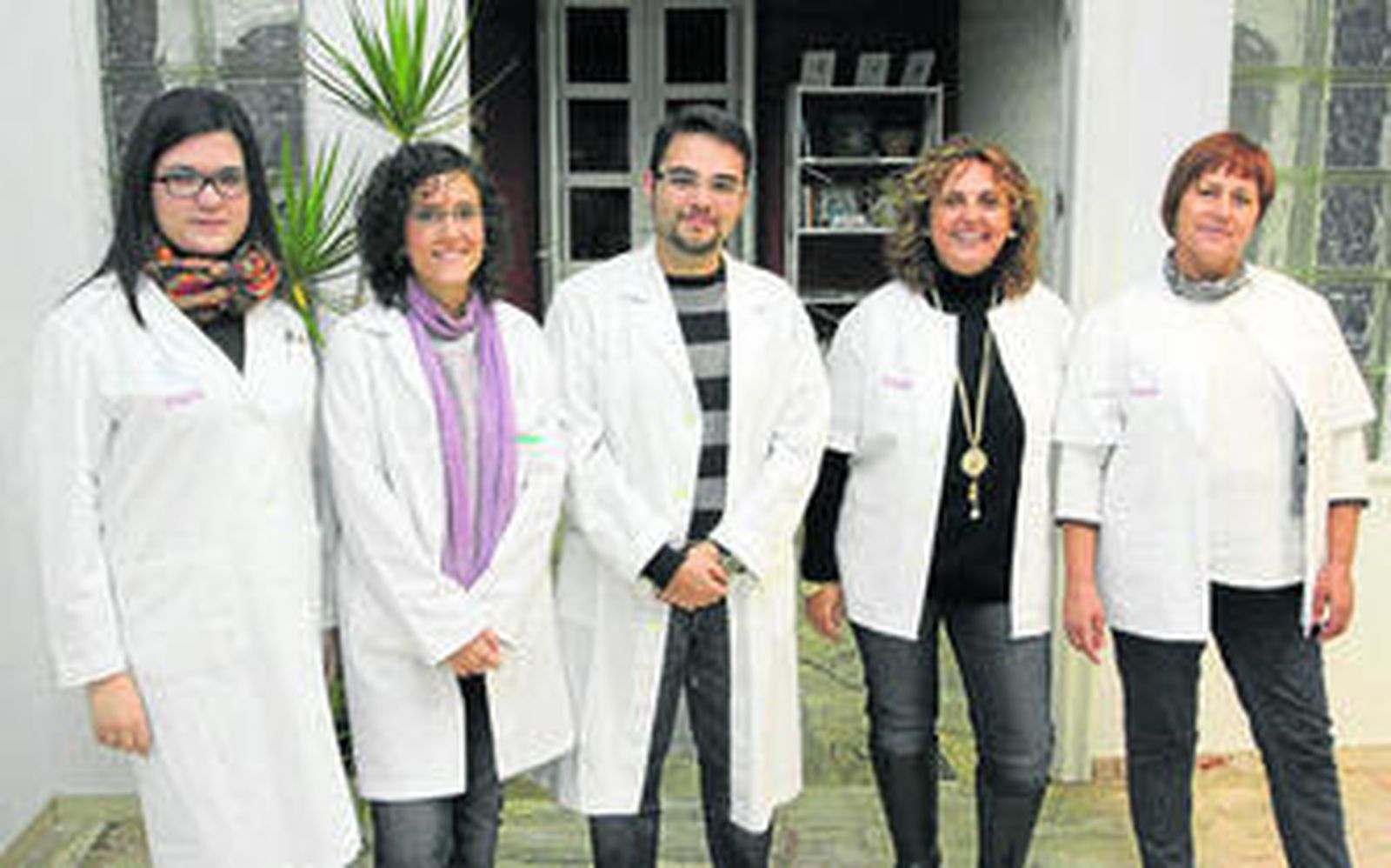 Inmaculada Enríquez, María del Mar Murillo, Francisco Javier Lao, María del Mar de las Heras y Josefina Casquet, profesionales del Centro Maternal.