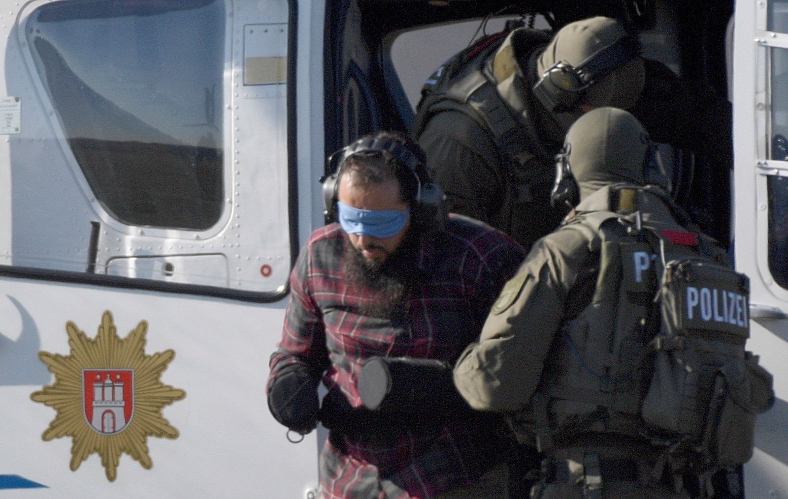 Policías alemanes trasladan a Mounir El Motasadeq a un helicóptero para ser deportado.