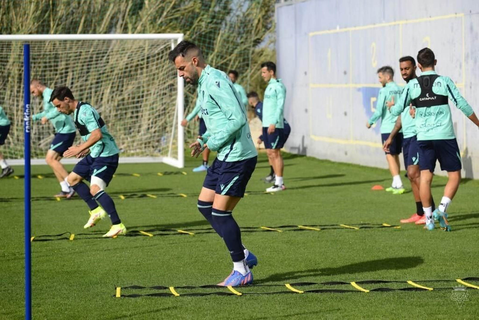 Negredo hace ejercicios físicos un entrenamiento.