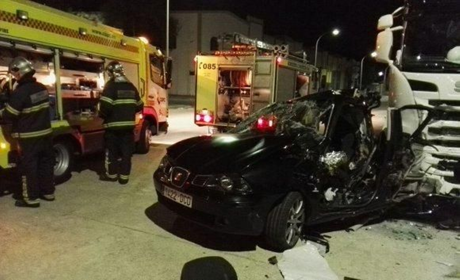 Un muerto y cuatro heridos graves tras chocar un turismo contra un trailer estacionado