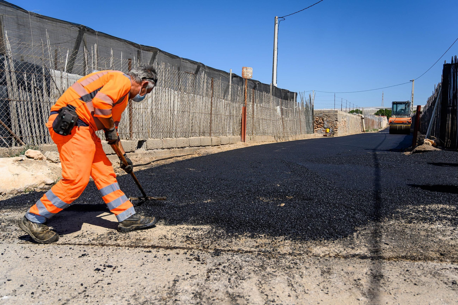 Trabajos de pavimentación en caminos rurales.