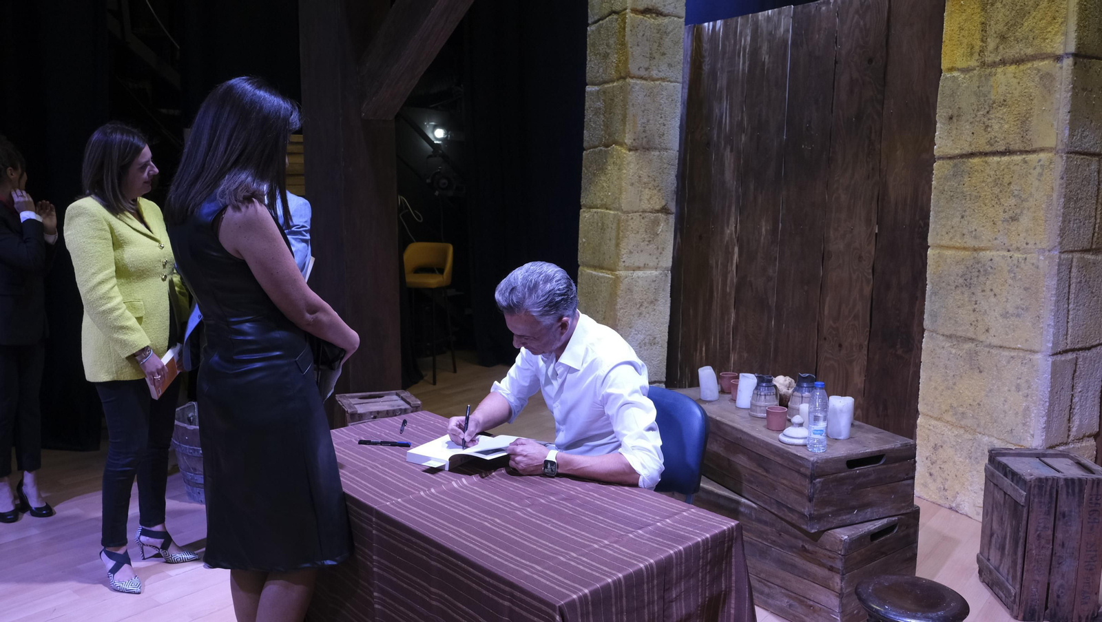 Imágenes de El Diario de los Libros, con Amós Milton