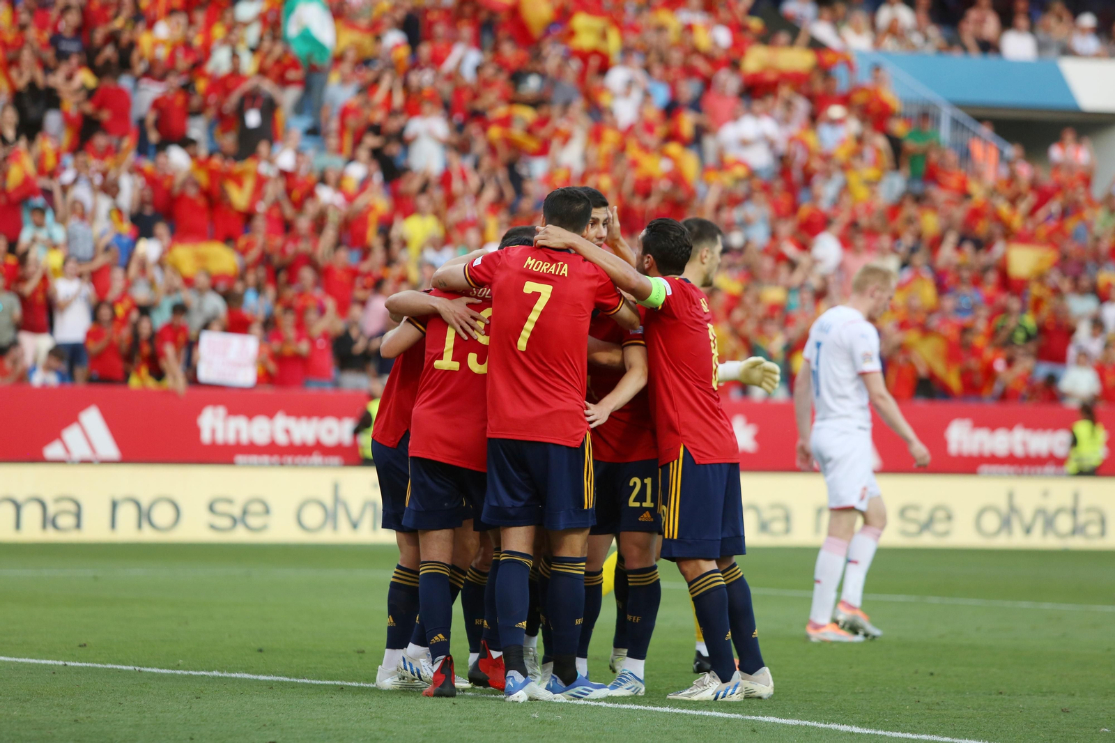 España celebra un gol en La Rosaleda.