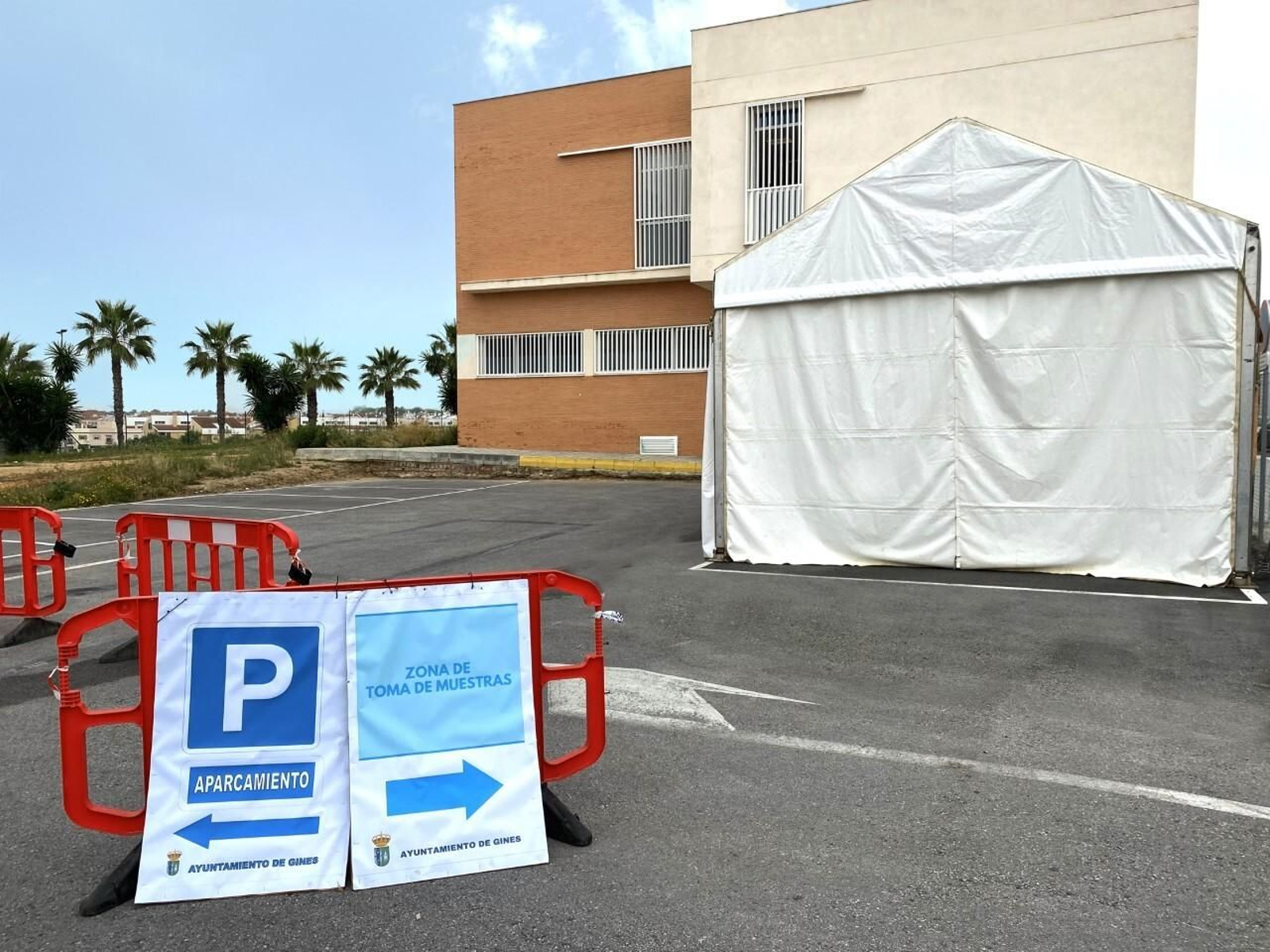 La carpa instalada en el centro de salud de Gines para realizar los test del Covid-19, sin bajar del coche.