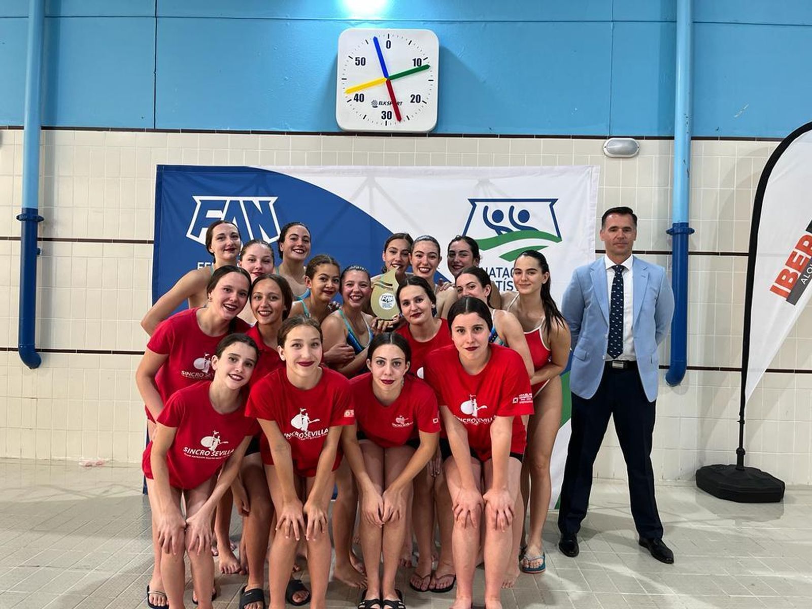 Las chicas del Sincro Sevilla celebrando el triunfo.