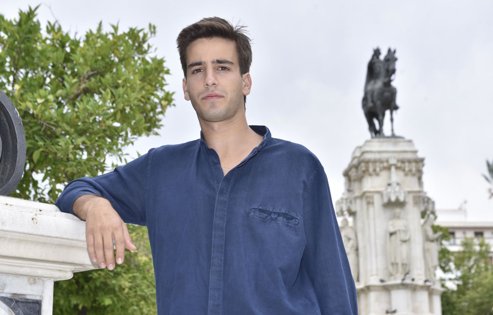 El novillero sevillano Emilio Silvera, en la Plaza Nueva.