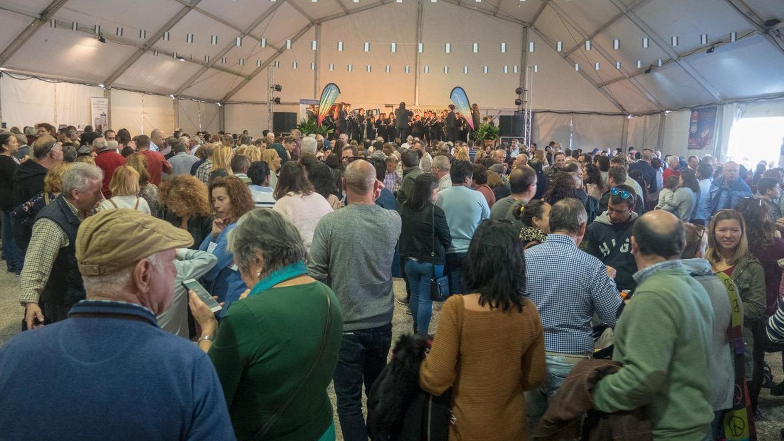 Visitantes en la carpa ubicada en el Paseo de las Erillas.