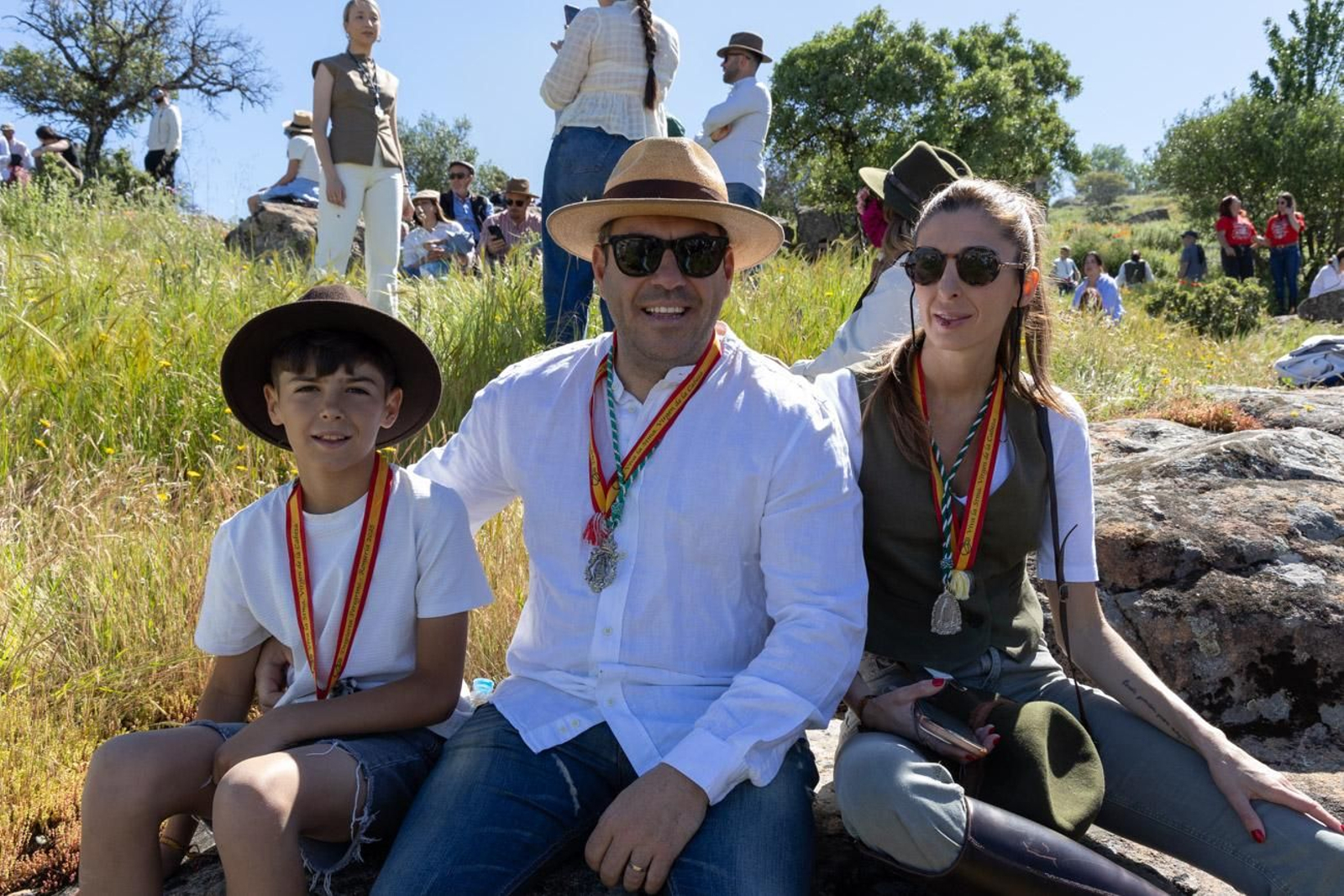 Miles de romeros acuden al encuentro de la Virgen de la Cabeza en su romería