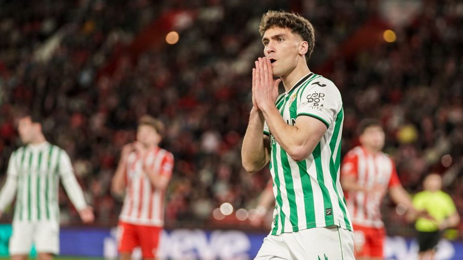 Diego Percan se lamenta de una ocasión fallada en el Almería - Córdoba CF.