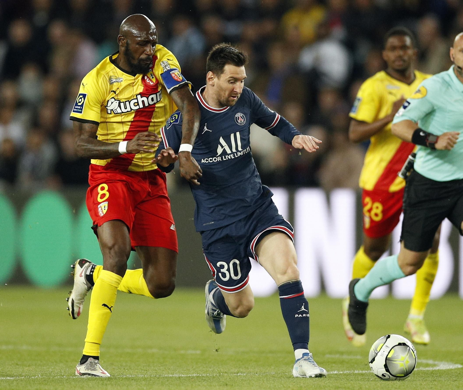 Seko Fofana forcejea con Messi en un partido del Lens ante el PSG en la pasada Ligue 1.