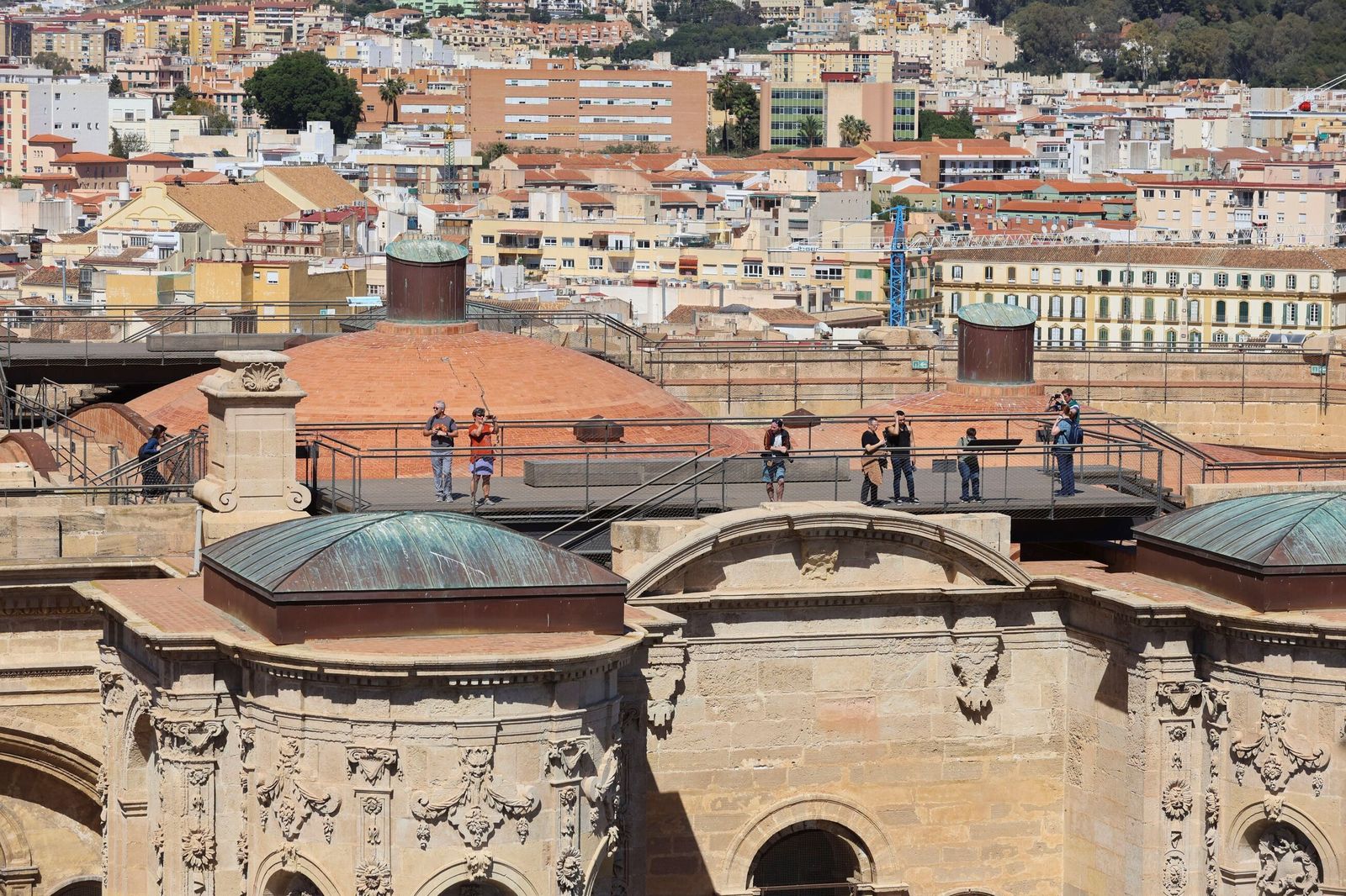 Visitantes en la cubierta de la Catedral de Málaga.