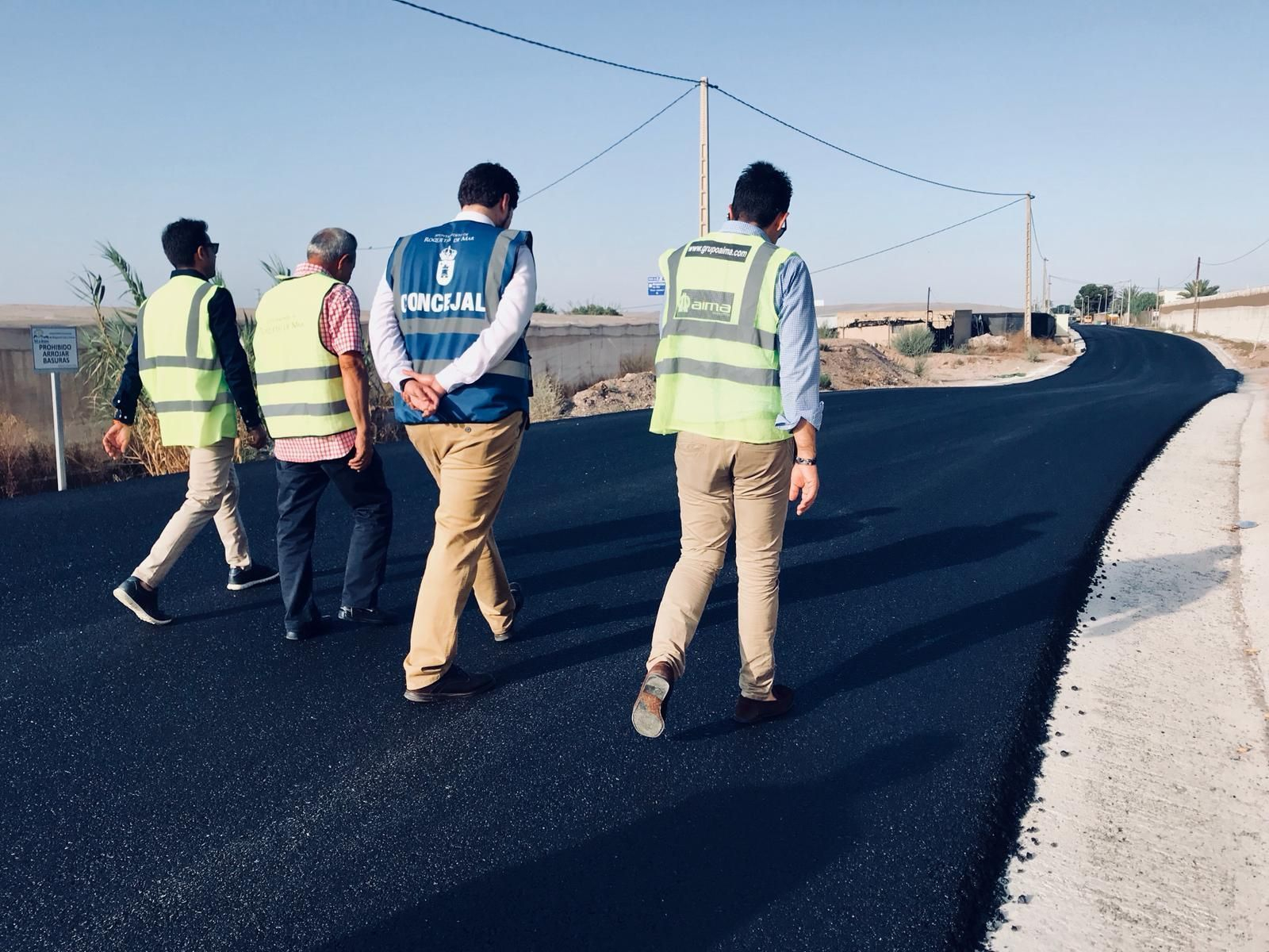 Francisco Gutiérrez camina por una vía recién reasfaltada.
