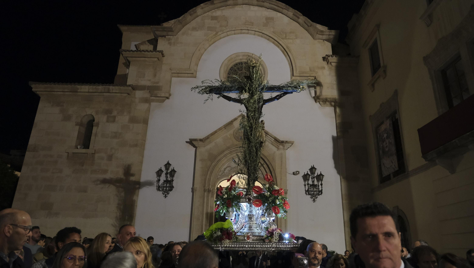 Procesión del Vía Crucis-Cristo de la Escucha en Almería, en imágenes