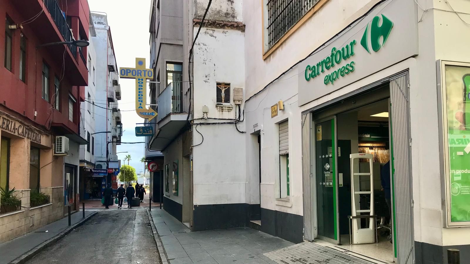 Ambiente de la calle José Santacana, este jueves por la mañana.