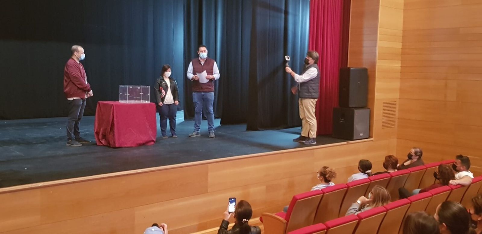 Imagen del sorteo celebrado en el Teatro Municipal de  Guadalcín