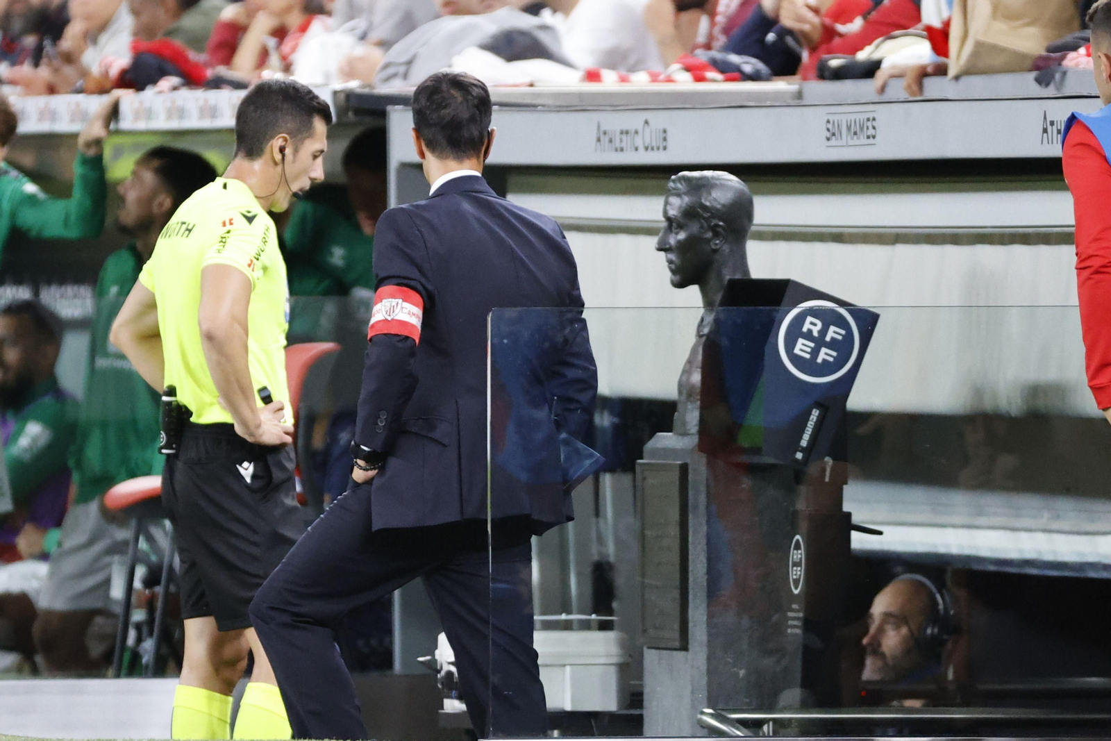 Soto Grado, revisando una jugada en el monitor de VAR esta Liga.