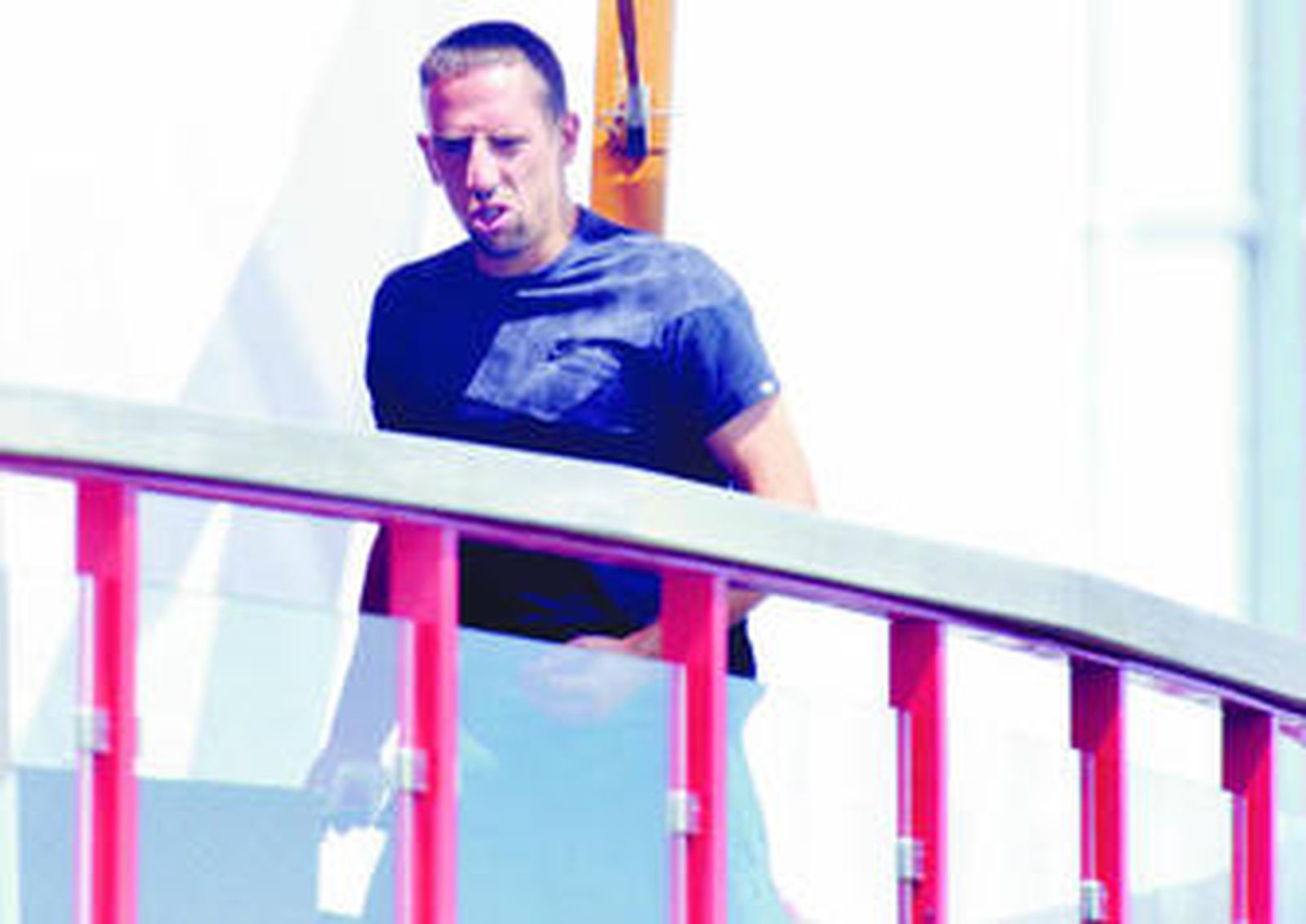 Ribery camina por un pasillo superior en las instalaciones del Bayern, a las que acude pero en las que no se entrena desde hace unos días.