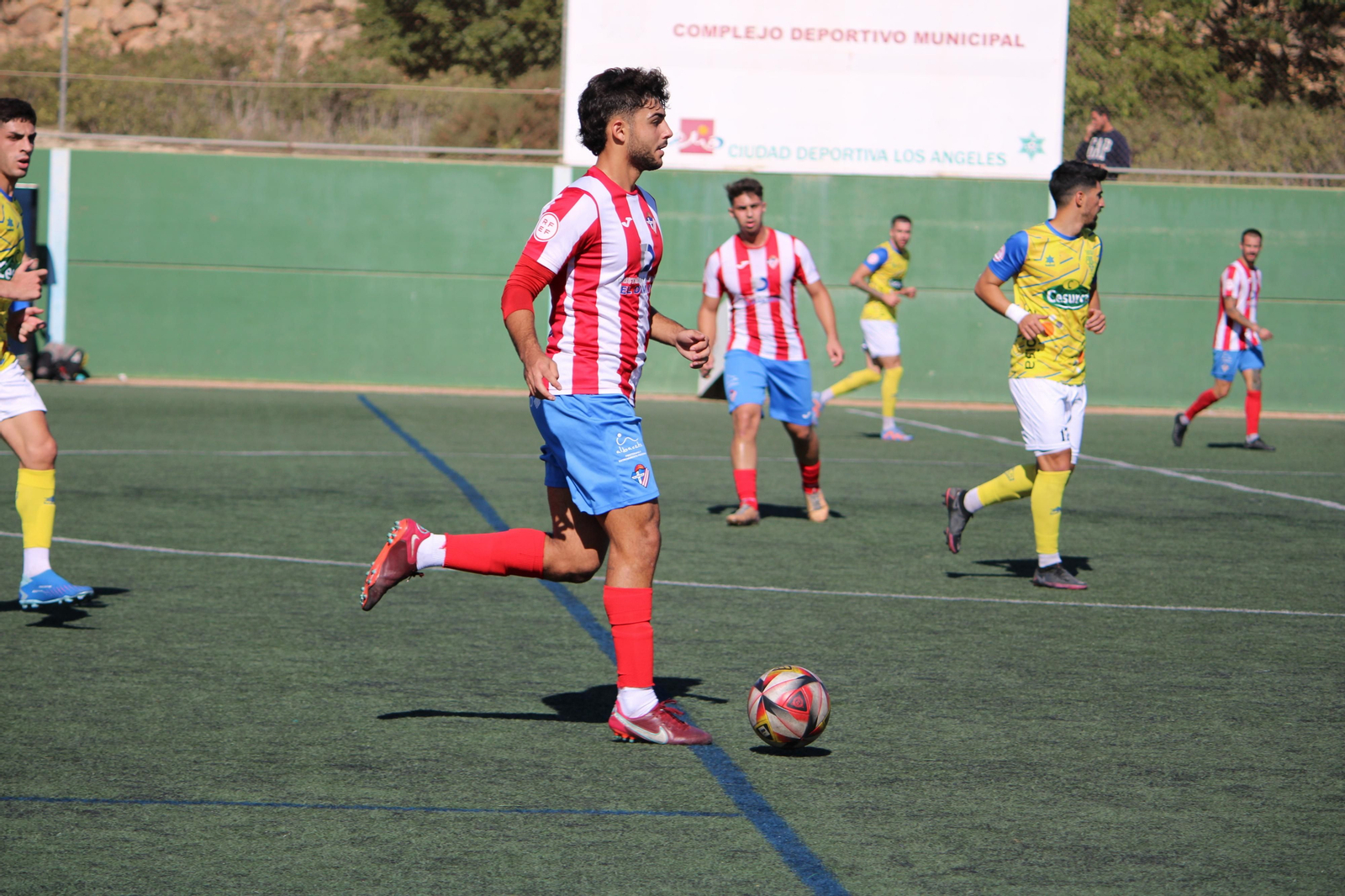 El almeriense Edu Plá conduce el balón durante el pasado encuentro frente al Huétor Tájar.