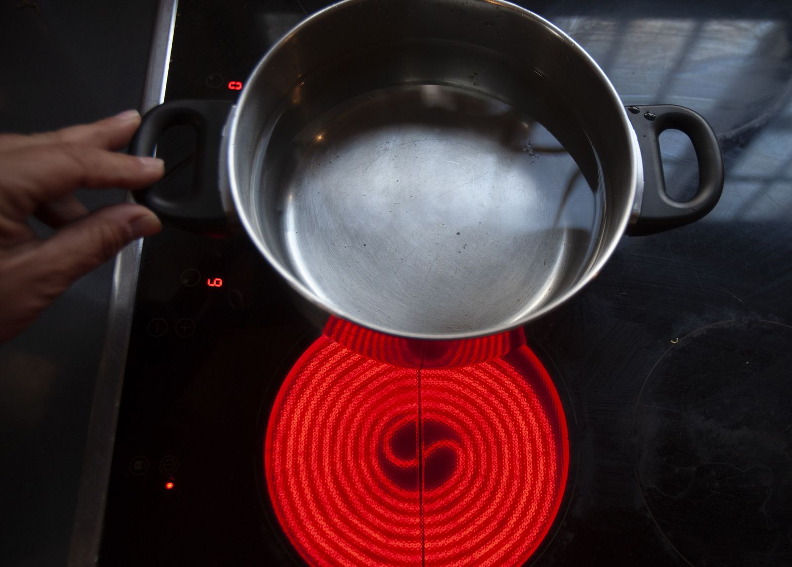 Un usuario cocinando en una vitrocerámica.