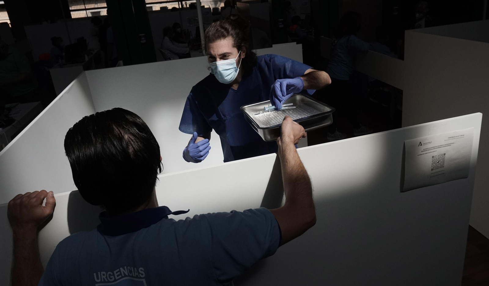 Imágenes de la vacunación de mayores en el Estadio de la Cartuja