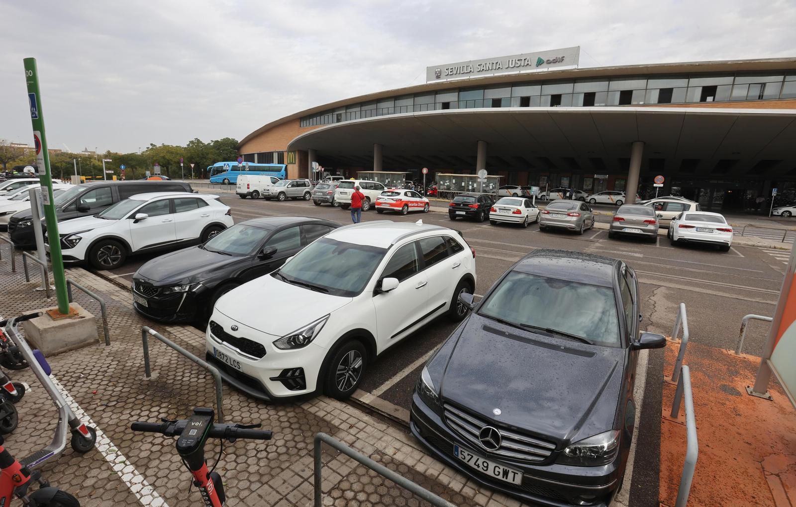 El parking exprés (P2) del frontal de la estación en las horas en las que no hay AVE.