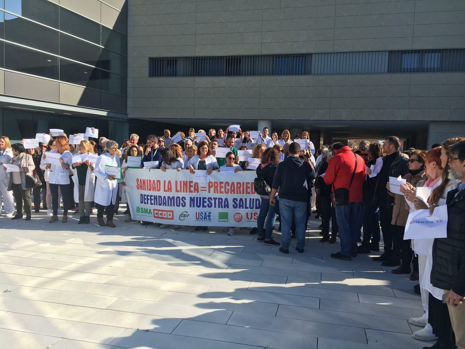 El personal sanitario, los representantes sindicales, concejales del Ayuntamiento y usuarios, en una concentración para pedir la segregación.