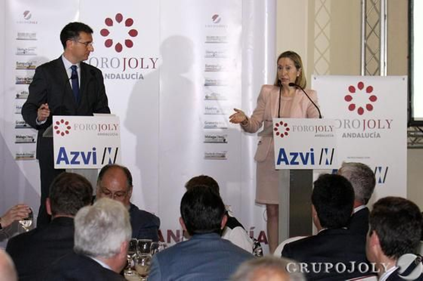 El director de Huelva Información, Javier Chaparro, y la ministra de Fomento, Ana Pastor, ayer, durante el foro.

Foto: Canterla/Josue Correa /Alberto Dominguez