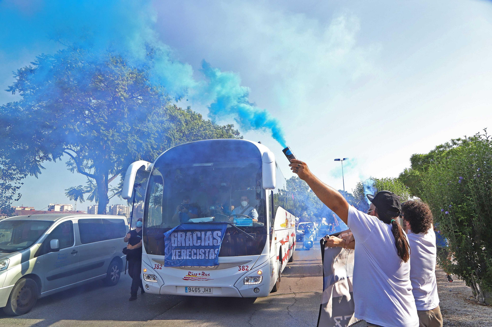 Los aficionados del Xerez DFC despiden al equipo en la salida hacia Marbella