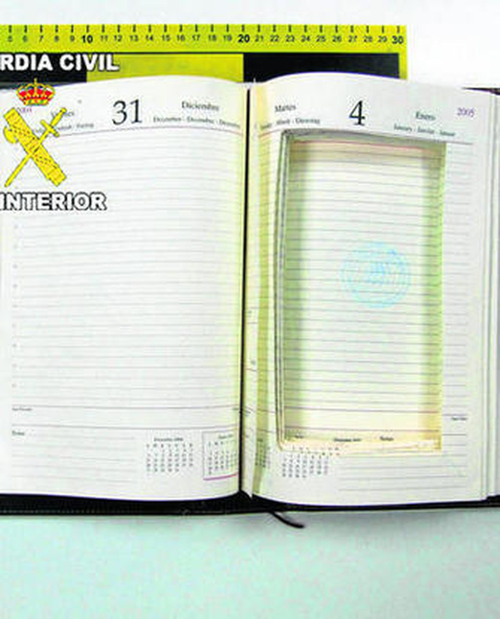 Agenda supuestamente usada por el técnico para ocultar fajos de billetes.