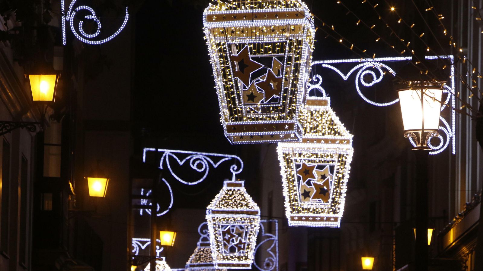 Las farolas protagonizan la decoración navideña de las calles Sierpes y Tetuán.
